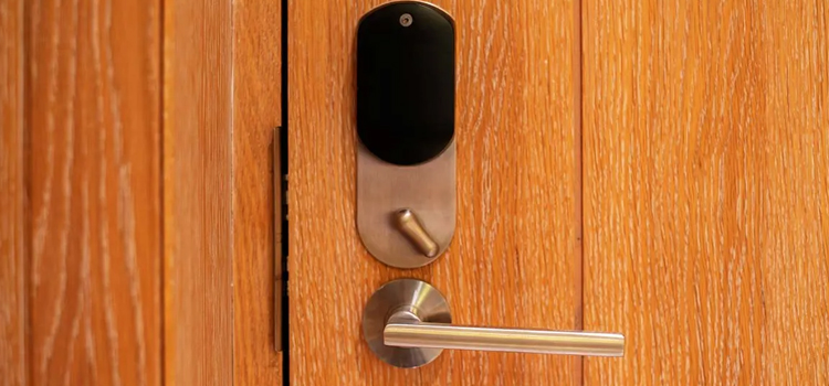 Automatic Locking Door Knob Lathrop